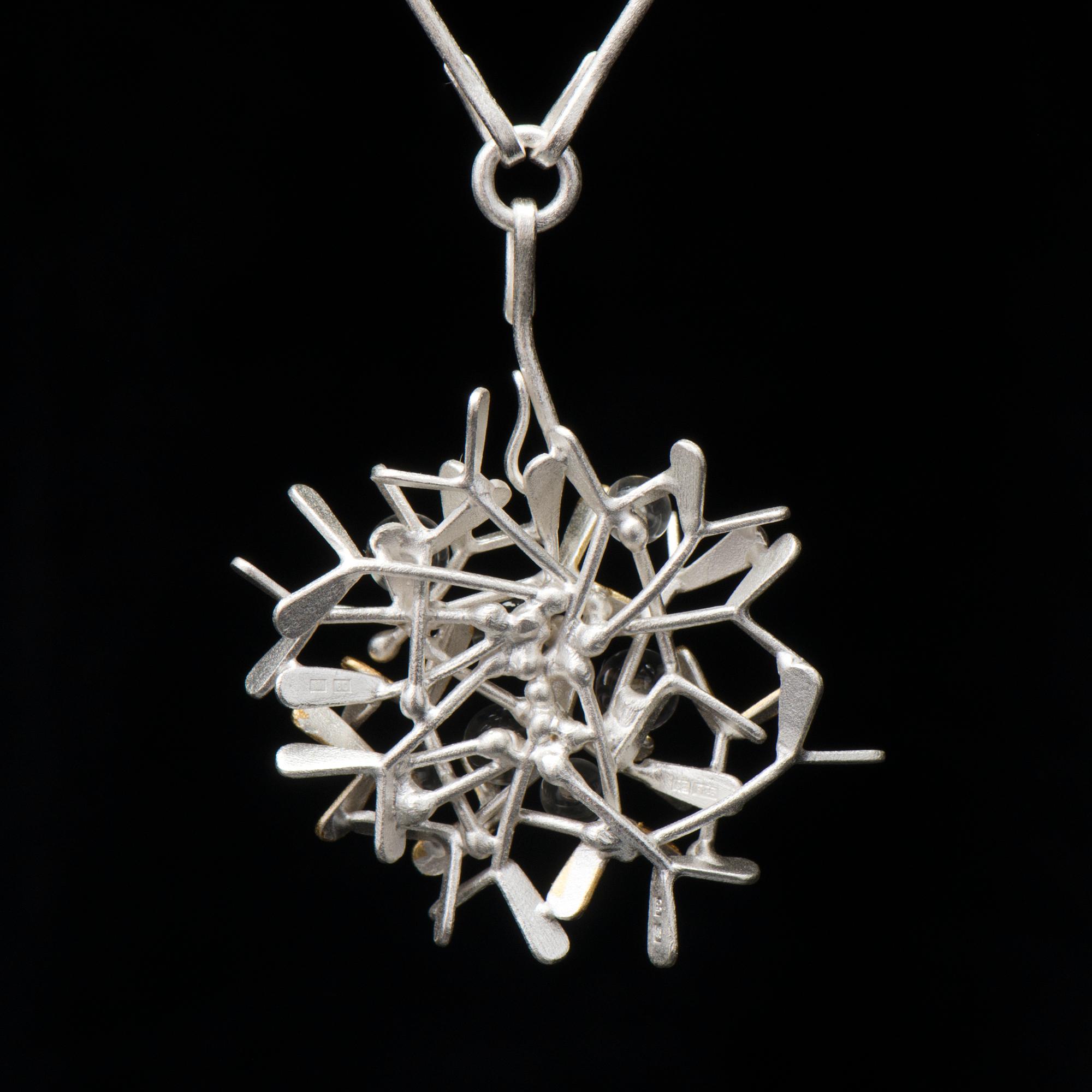 CHAO-HSIEN KUO, RIIPUS,  "Flying seeds / raindrop pendant", hopeaa, keum-boo 24K kultafolio, vuorikide, 2015.