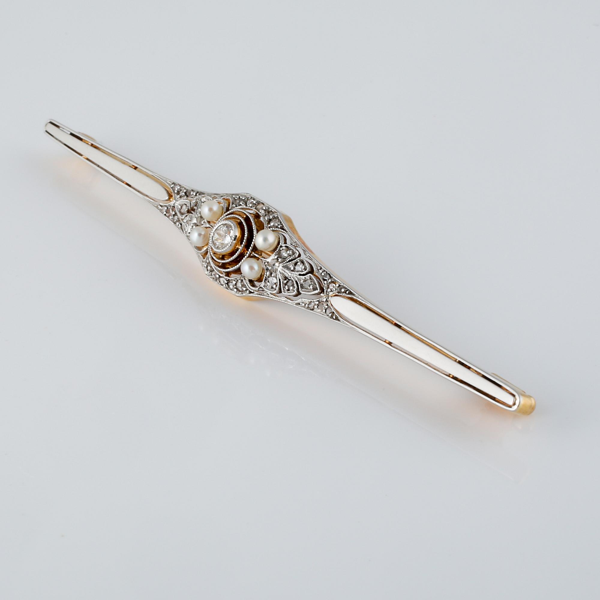BROSCH, 18K guld samt platina med odlade små pärlor samt fasettslipade diamanter, importstämplad. Vikt 6,2 gram.