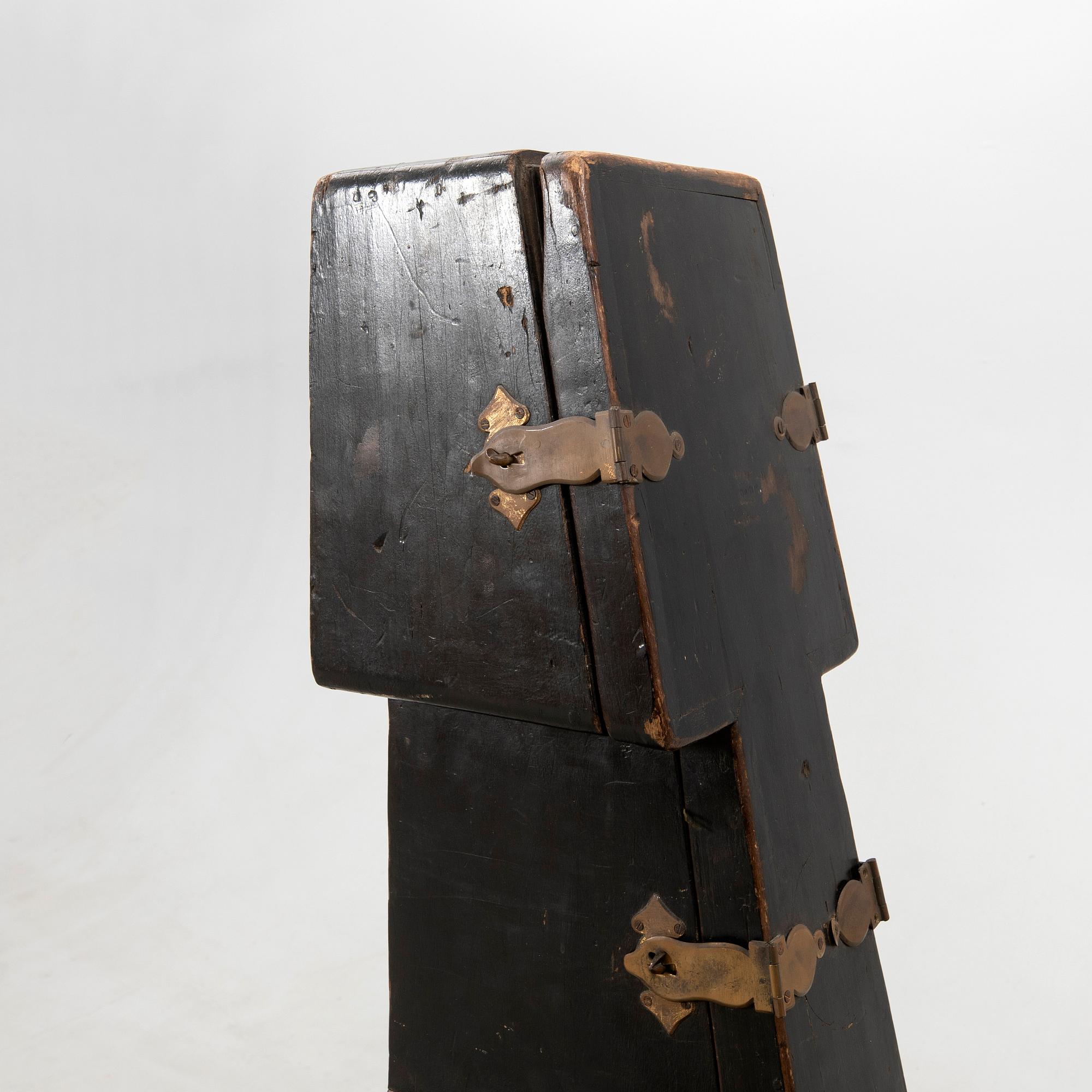 Cello case around 1900.