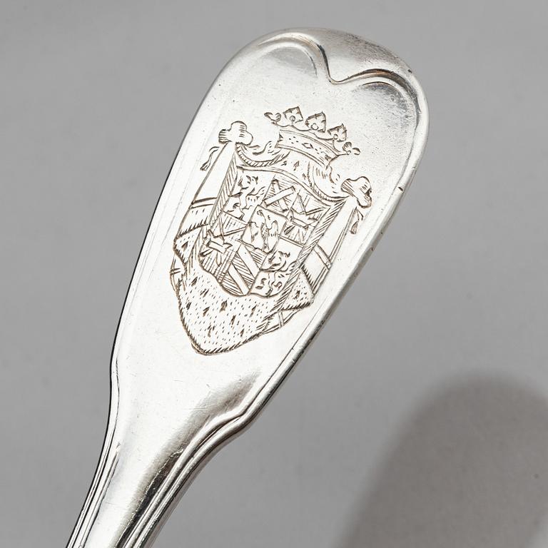 Bestickservis, silver, 27 delar, graverade med Axel von Fersens vapensköld samt tre med Lewenhaupts, Frankrike 1700-tal.