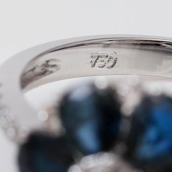 RING, blå safirer totalt ca 1,80 ct, diamanter totalt ca 0,44 ct.