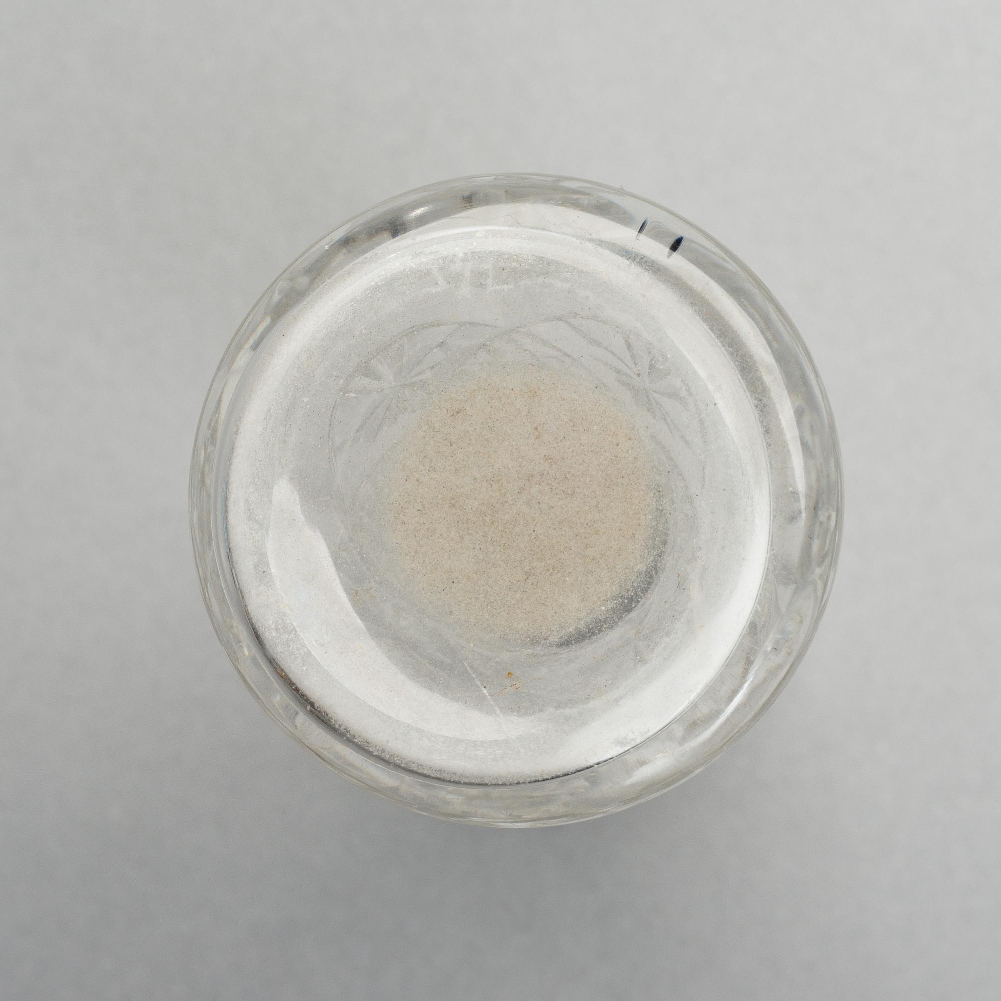 MINIATYRVASER, ETT PAR, Fabergé, silver och glas, ca 1900.