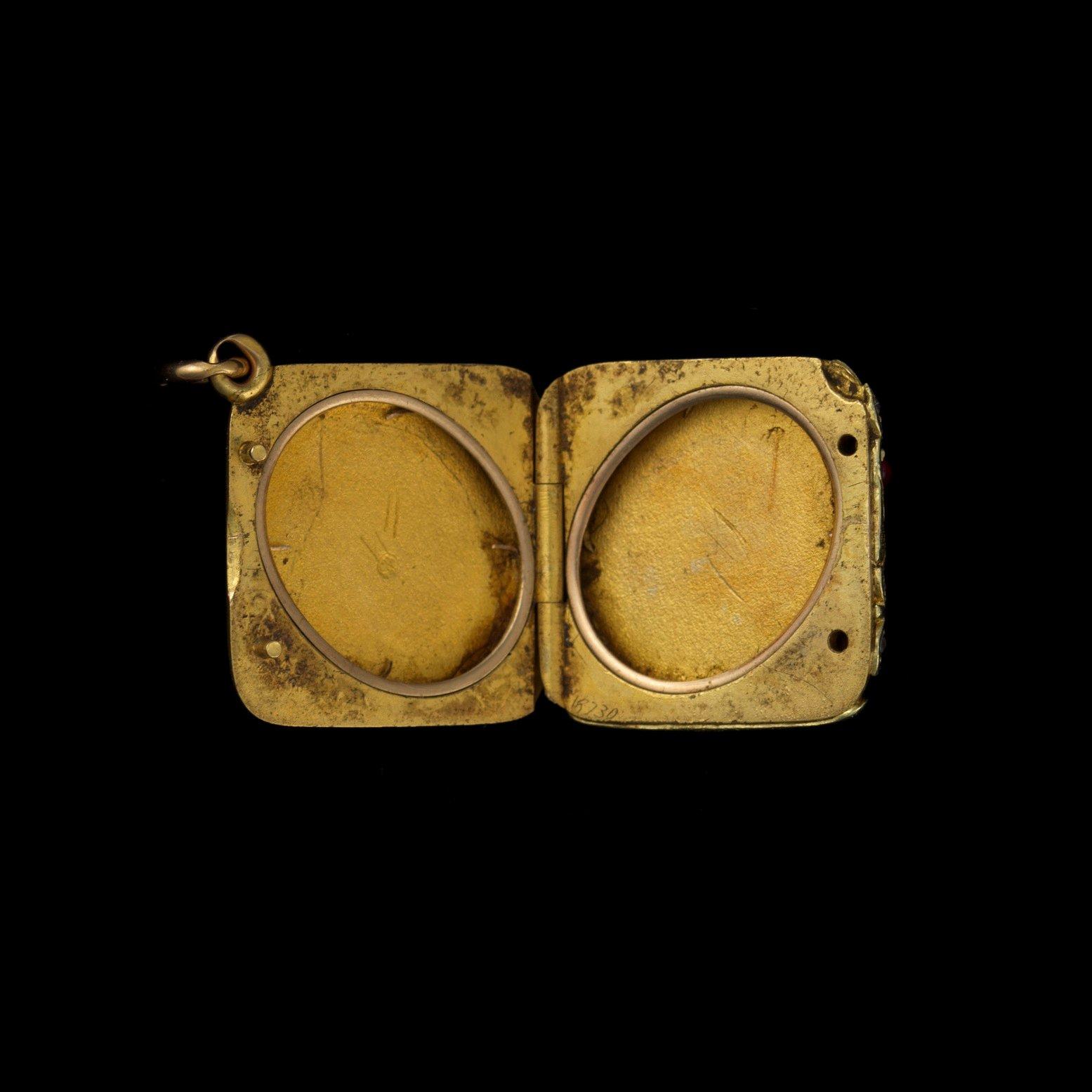HÄNGSMYCKE / MEDALJONG.