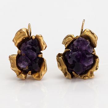 Reino Saastamoinen, A pair of 14K gold and amethyst earrings. Helsinki 1971.