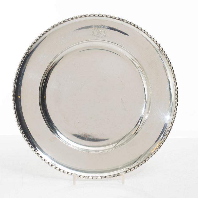 12 plates and 12 side plates, silver, marks of GAB and Edlund's silverware factory, Stockholm 1946 and 1974.