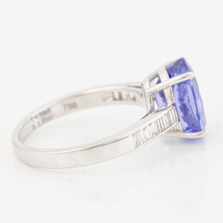 Ring in 18K white gold with tanzanite and baguette-cut diamonds.