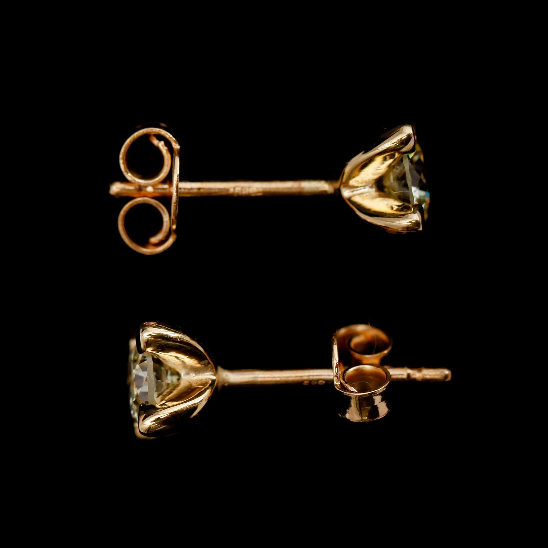 ÖRHÄNGEN, 1 par, 14 k guld, solitära briljantslipade diamanter tot ca 0.74 ct.