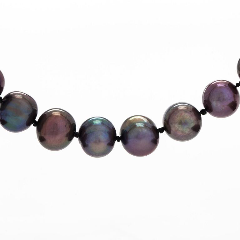 Helmet, viljellyt helmet, lukko 14K kultaa.