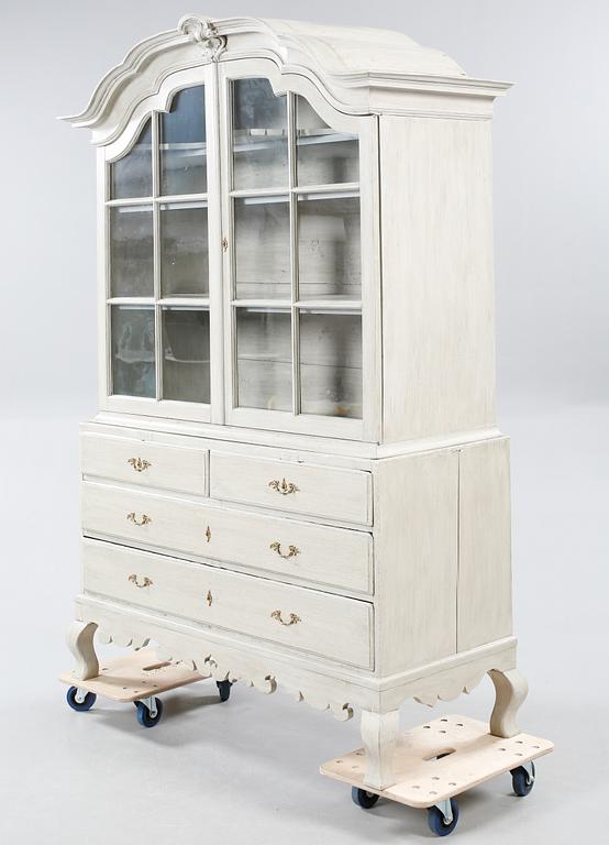VITRINSKÅP, delvis rokoko, 1700-tal.