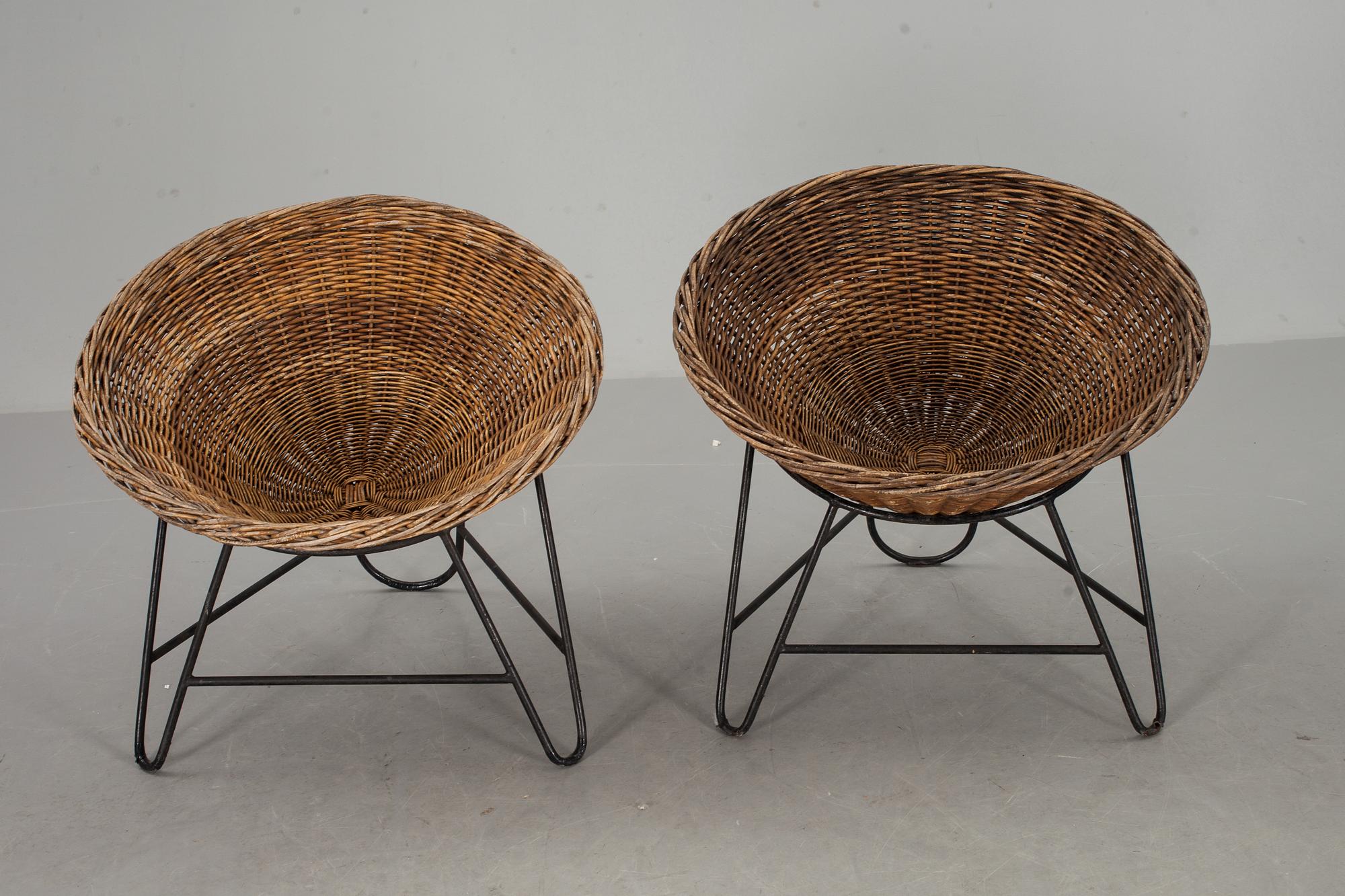 KORGFÅTÖLJER, ett par, 1950/60-tal.