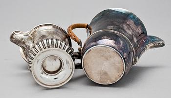KANNOR, 2 st, silver, bl a London, England. 1800/1900-tal. Total vikt: ca 440 gram.