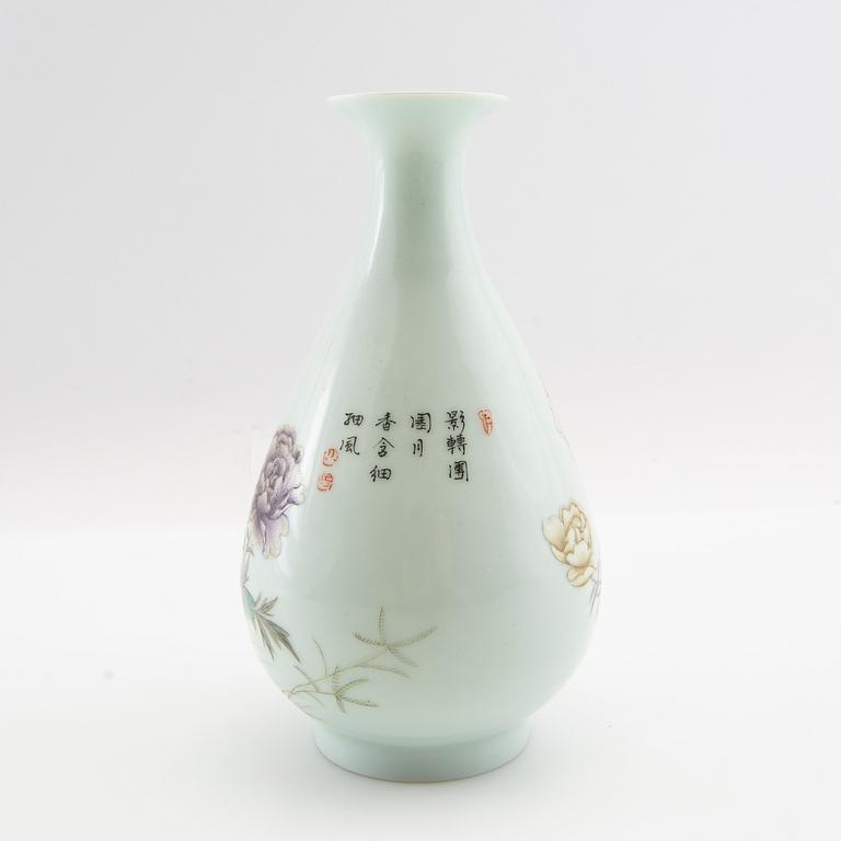 Vase China 20th century eggshell porcelain.