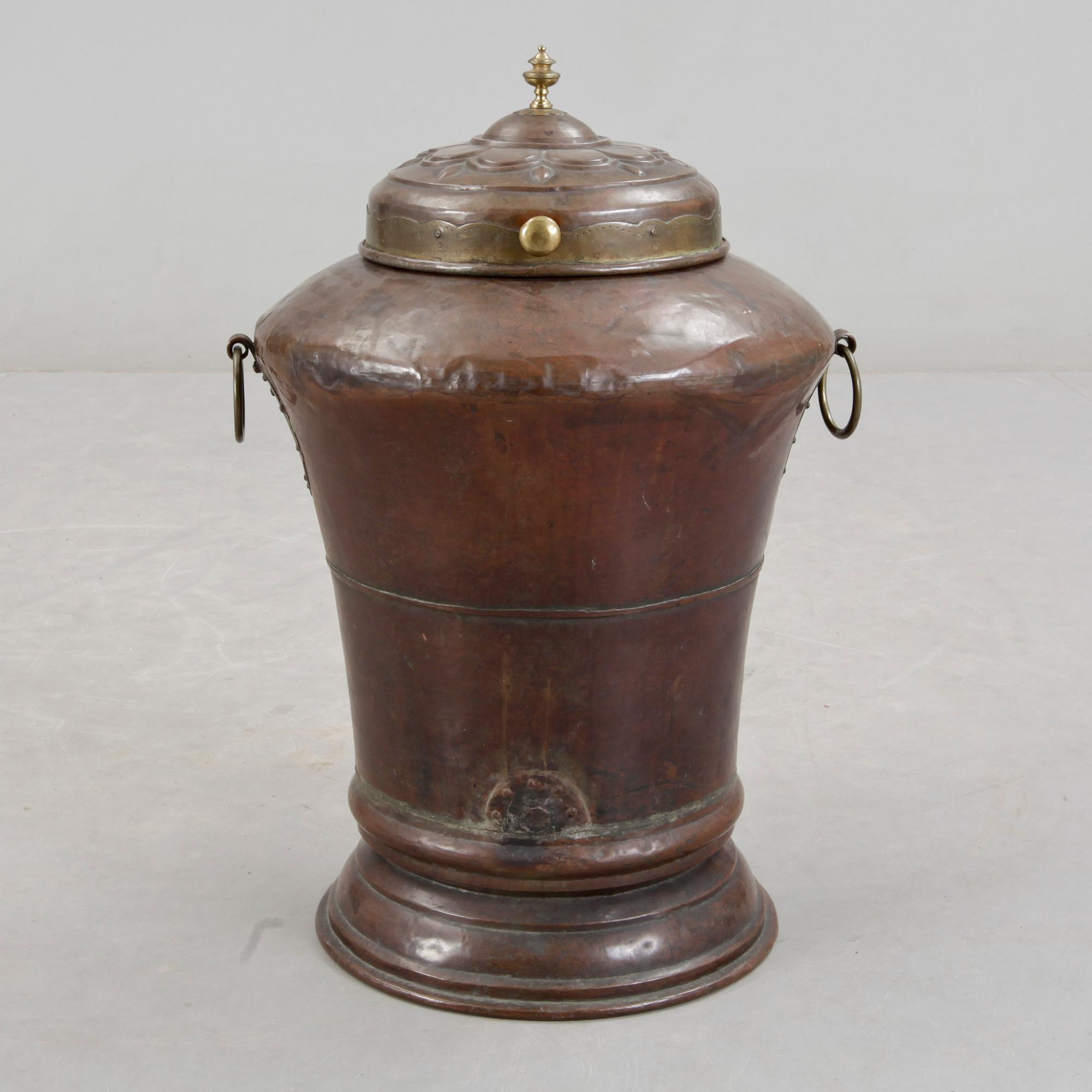 VATTENCISTERN, koppar, bär datering 1845.