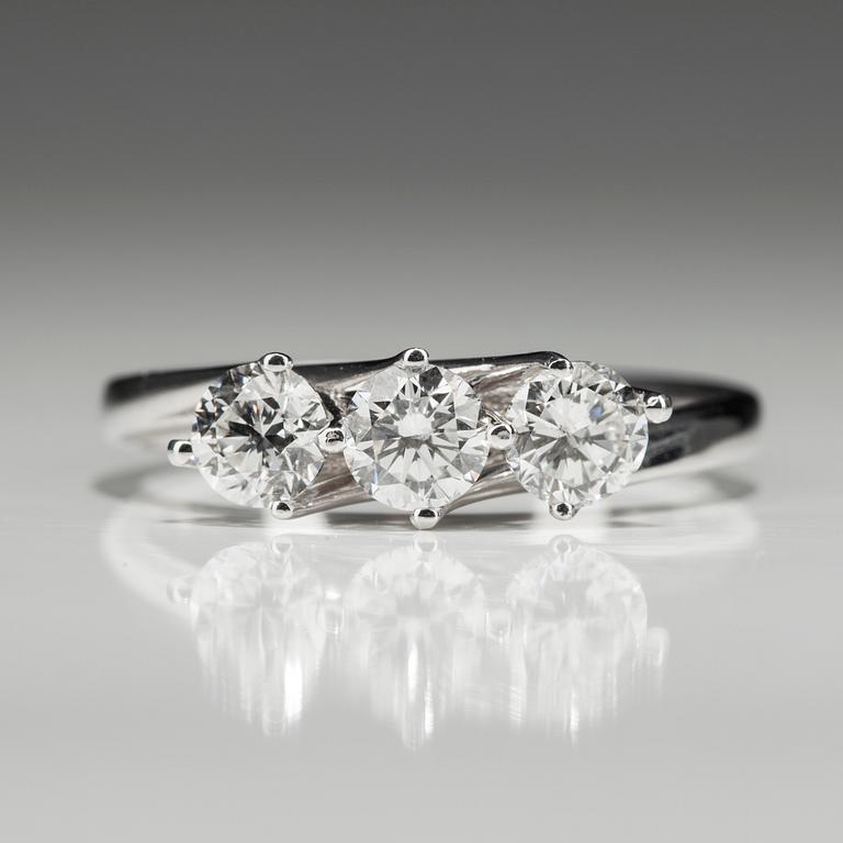 RING, vitguld 18K med 3 briljantslipade diamanter tot. 0,91 ct. Vikt 3,18 g. Intyg.