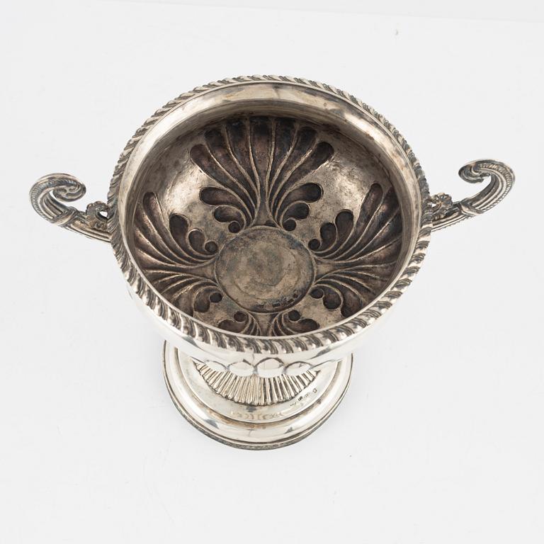 Roland Mellin, hänkelskål på fot, silver, empire, Helsingfors 1839.