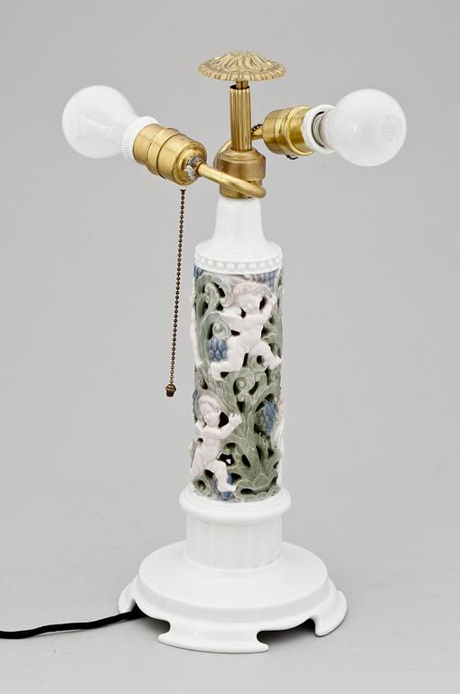 BORDSLAMPA, porslin, Karl Himmelstoss, Rosenthal. 1900-talets första hälft.