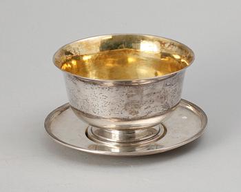 SÅSSKÅL MED FAT, silver, Adolf Zethelius resp Joachim Flodin, Stockholm 1820. Totalvikt 420 gram.