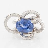 Ring, Mandelstam, 18K vitguld med safir och briljantslipade diamanter.