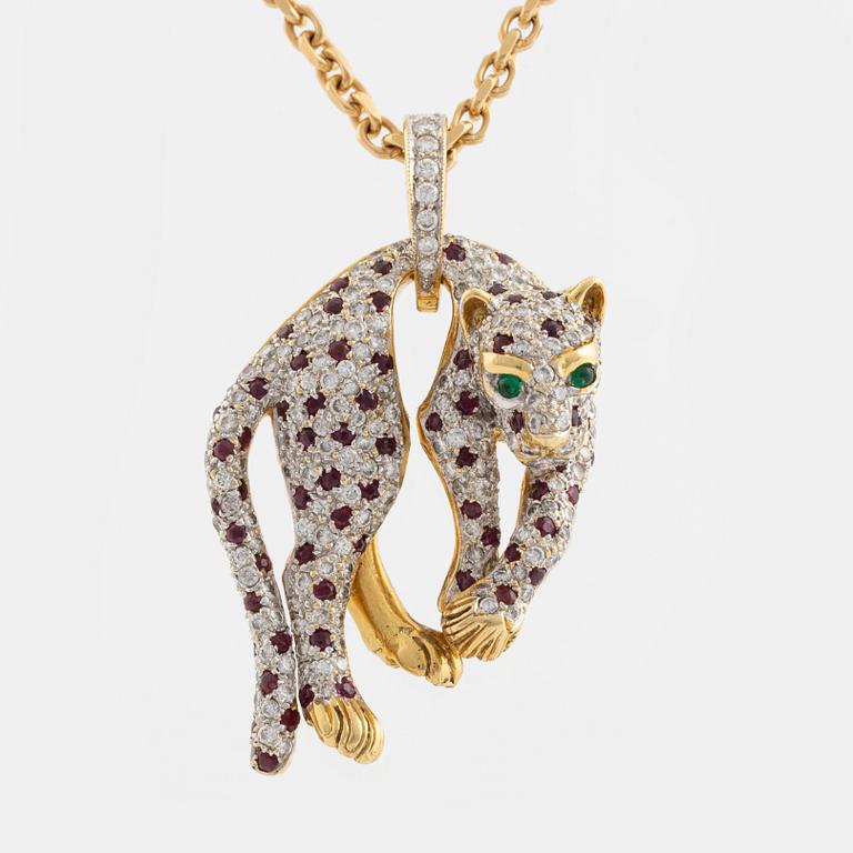 Hängsmycke, i form av leopard, 18K guld med, rubiner, smaragder och briljantslipade diamanter, med kedja.
