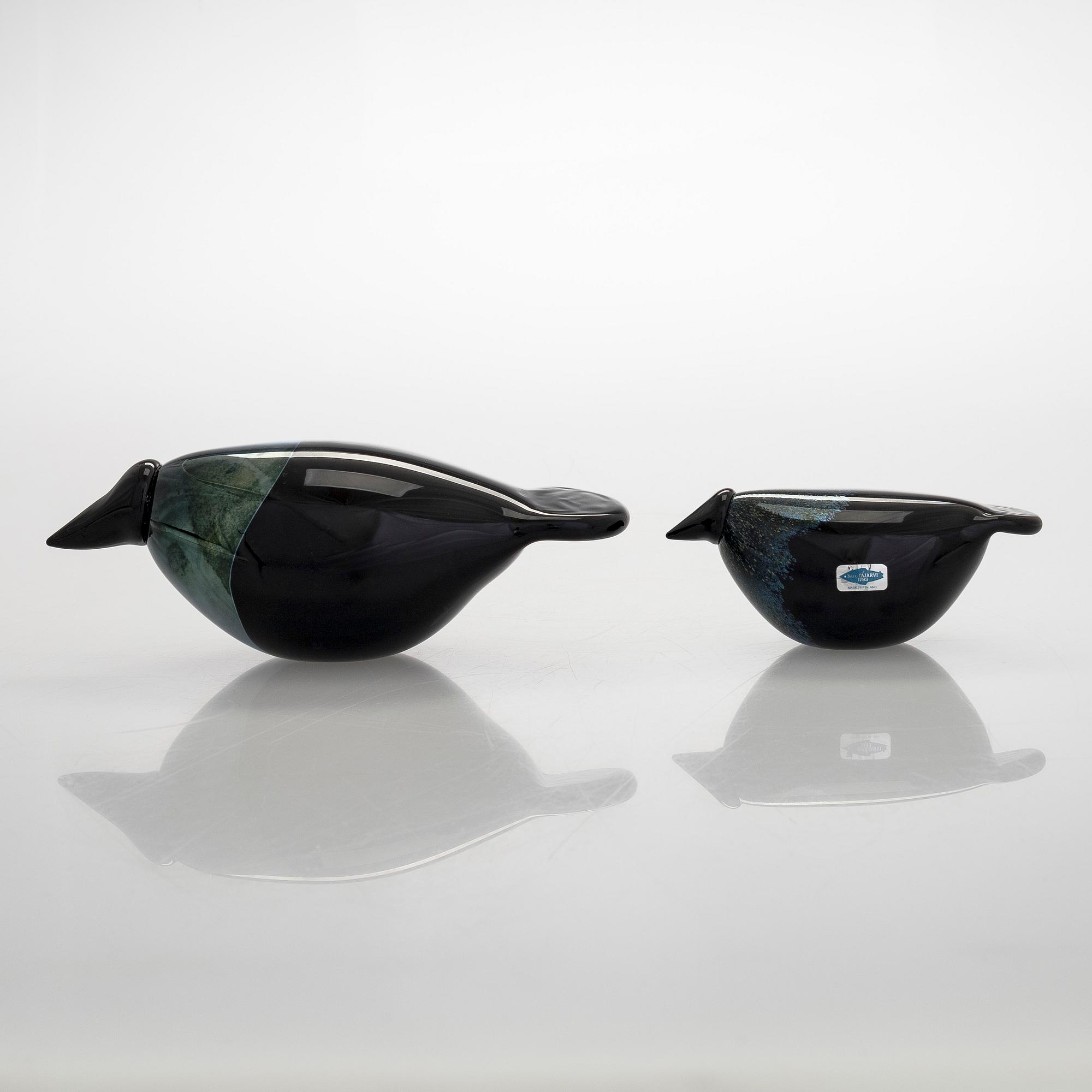 Oiva Toikka, glasfåglar, 2 st, "Crow" och "Babycrow", signerade O. Toikka Nuutajärvi.