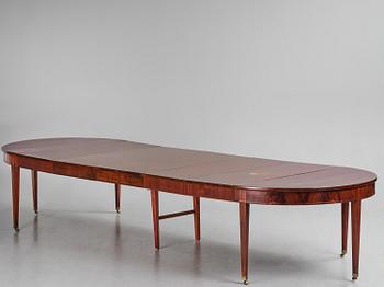 An English mahogany George III-style dining table, 19th century.