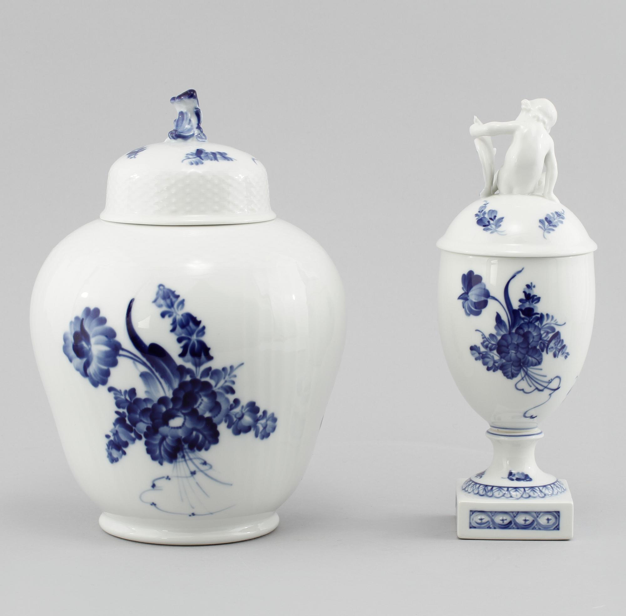 LOCKURNOR, 2 st, porslin, "Blå blomst", Royal Copenhagen, 1900-tal.