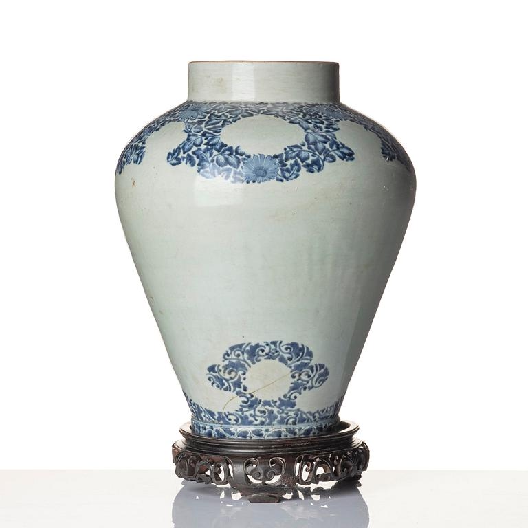 A Japanese blue and white porcelain urn, Genroku, Edo (1603-1868).