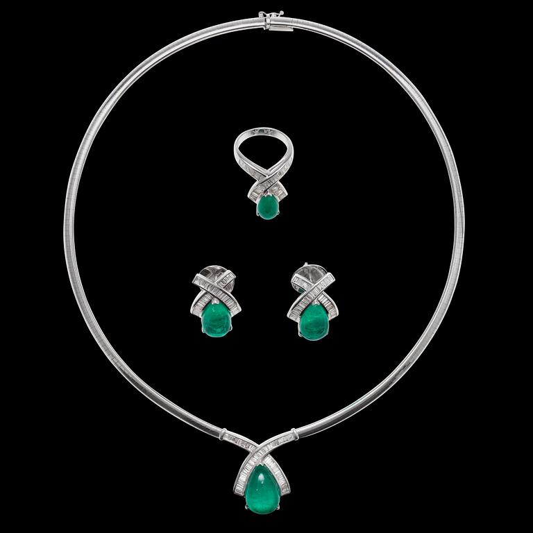 GARNITYR, 3 delar. Halsband, ring och örhängen. Baguetteslipade diamanter 5.8 ct. Droppslipade smaragder 20.9 ct.