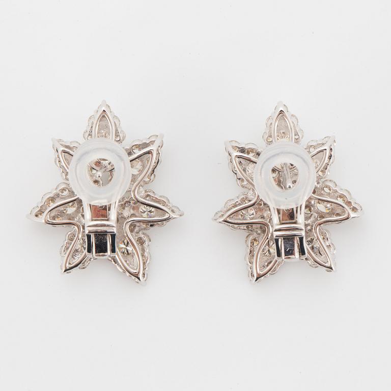 ÖRHÄNGEN, lövformade med briljantslipade diamanter.