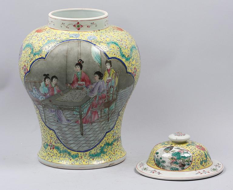 URNA MED LOCK, porslin. Kina.