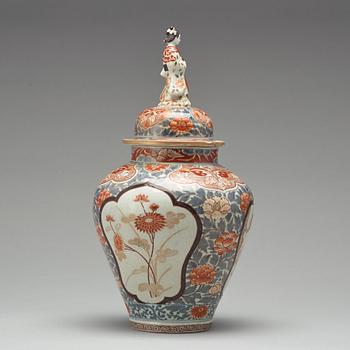 A Japanese Genroku imari vase, circa 1700.