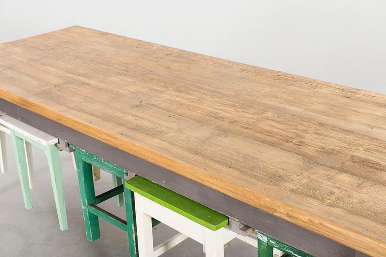 MATBORD med pallar, modern tillverkning.