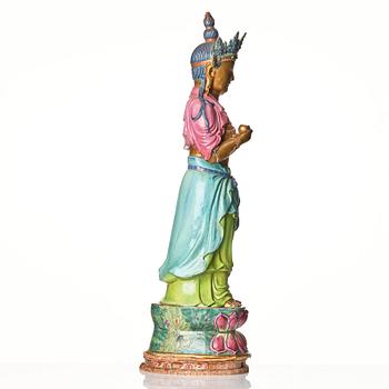 Bodhisattva, porslin. Qingdynastin med Yongzhengs märke.