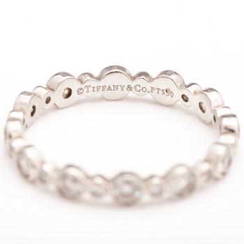 TIFFANY & CO, A platinum "Cobblestone" ring with diamonds ca. 0.84 ct in total.