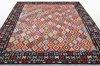 A Kelim carpet, c. 398 x 311 cm.