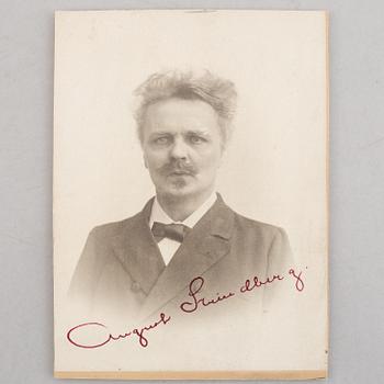 Lina Jonn, portrait photograph of August Strindberg with the author's signature.
