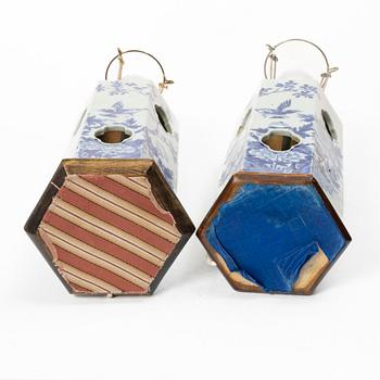 Bordslampor/lyktor, ett par, porslin. Sen Qingdynasti.