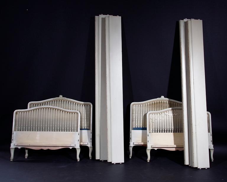 SÄNGAR, ett par, rokokostil.