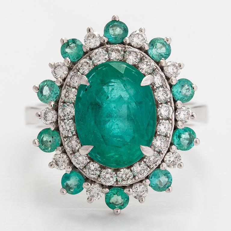 Ring, 14K vitguld, smaragder ca 3.89 ct totalt och diamanter ca 0.61 ct totalt. IGI-certifikat.