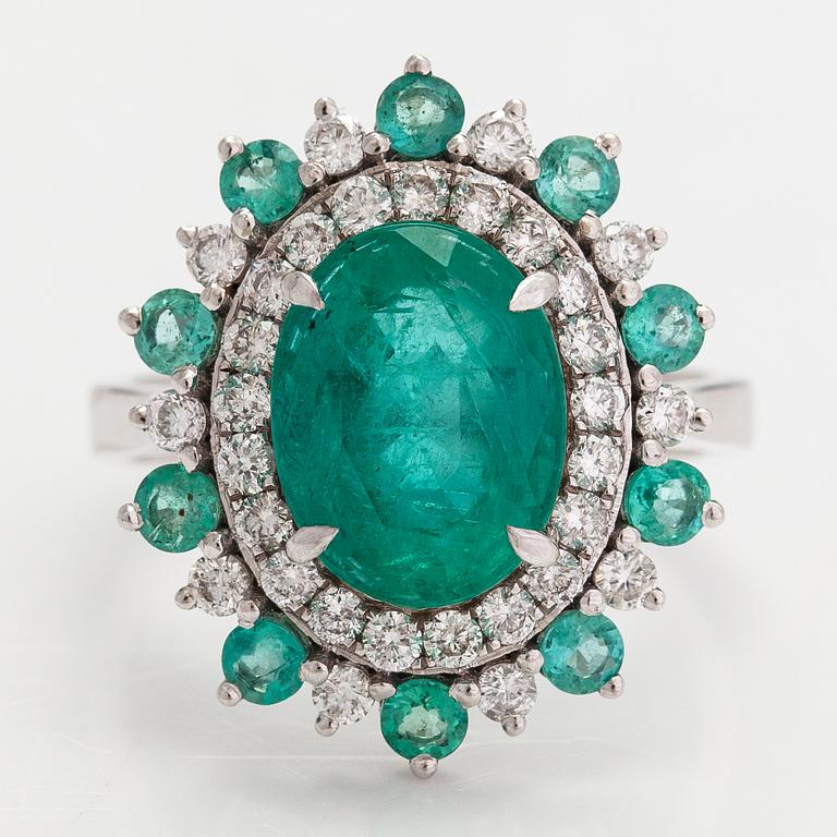 A 14K white gold ring with emeralds ca. 3.89 ct in total and diamonds ca. 0.61 ct in total. IGI certificate.