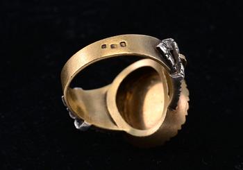 RING, ruusuhiontaisia timantteja, itämaisia helmiä, emalia, 18 K kultaa. Englanti 1800-luvun loppu. Paino 8 g.