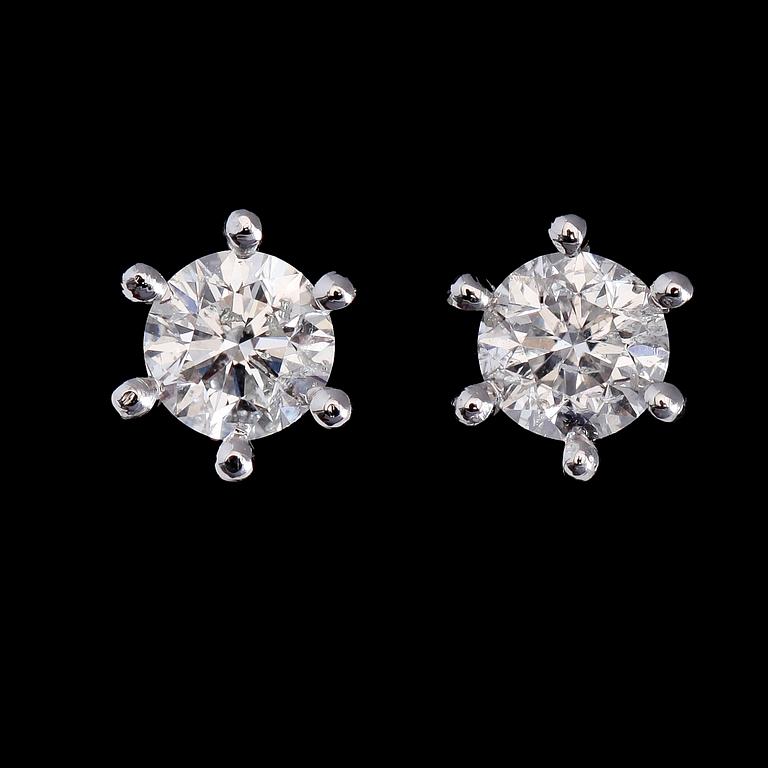 ÖRHÄNGEN, 1 par, 18K vitguld, solitära briljantslipade diamanter tot ca 1.10 ct.