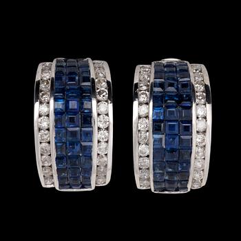 69. ÖRHÄNGEN, carréslipade blå safirer samt briljantslipade diamanter.