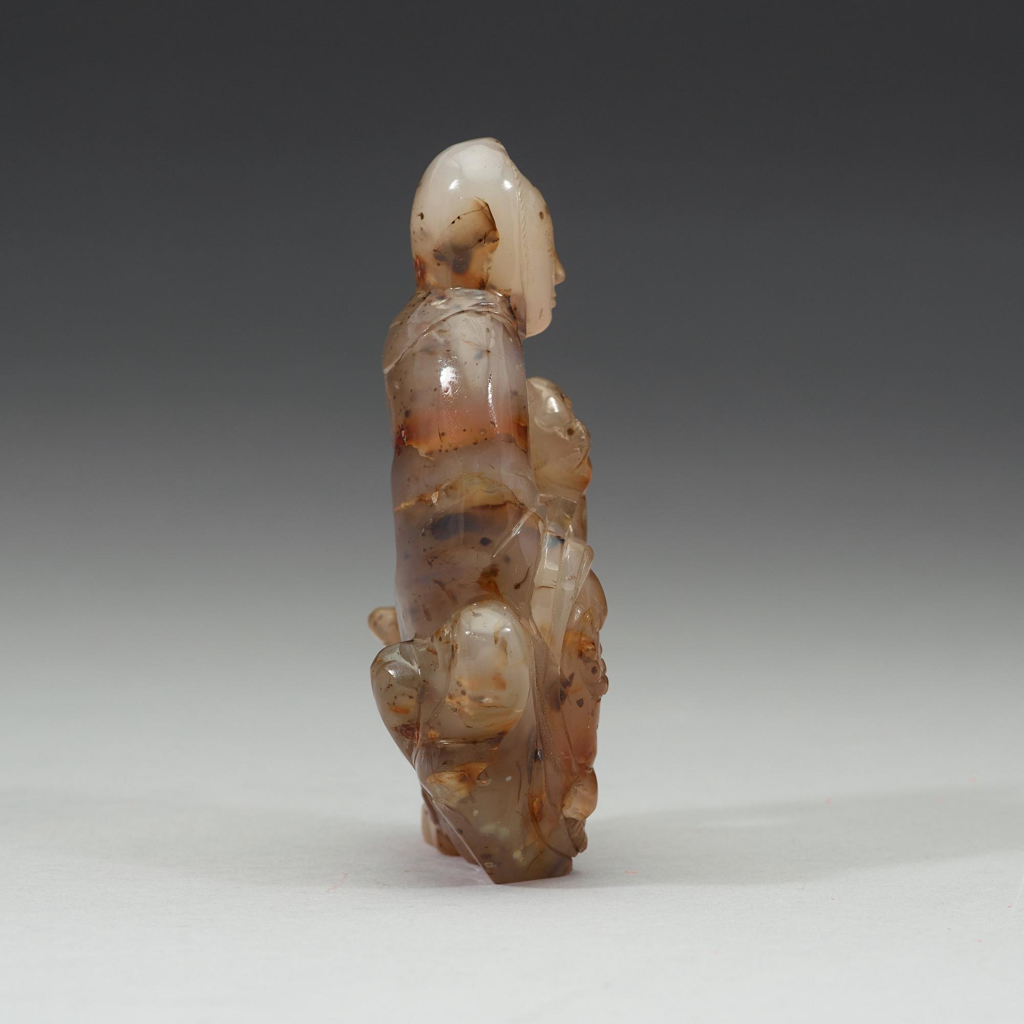 An agate figure of Guanyin, late Qing dynasty (1644-1912).