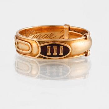 RING, 18k guld samt emalj, Arkadens Guld & Gravyratelje, Göteborg, 1959. Vikt 7,9 gram.