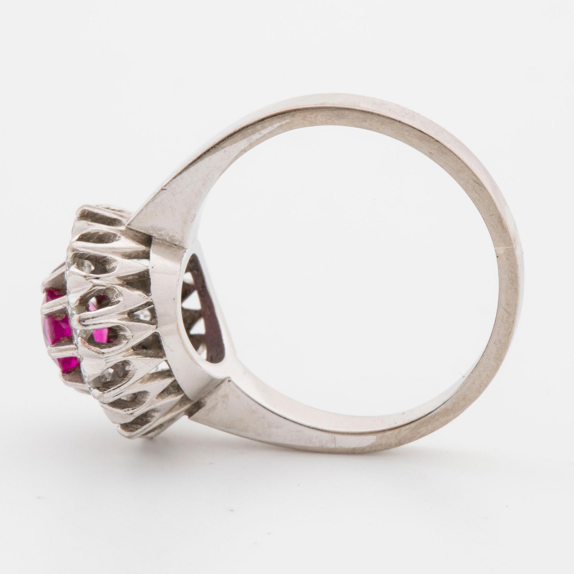 Ring with brilliant-cut diamonds ca 0.56 cts and faceted ruby.