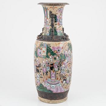 A large Chinese porcelain vase,  late Qing dynasty, around 1900.