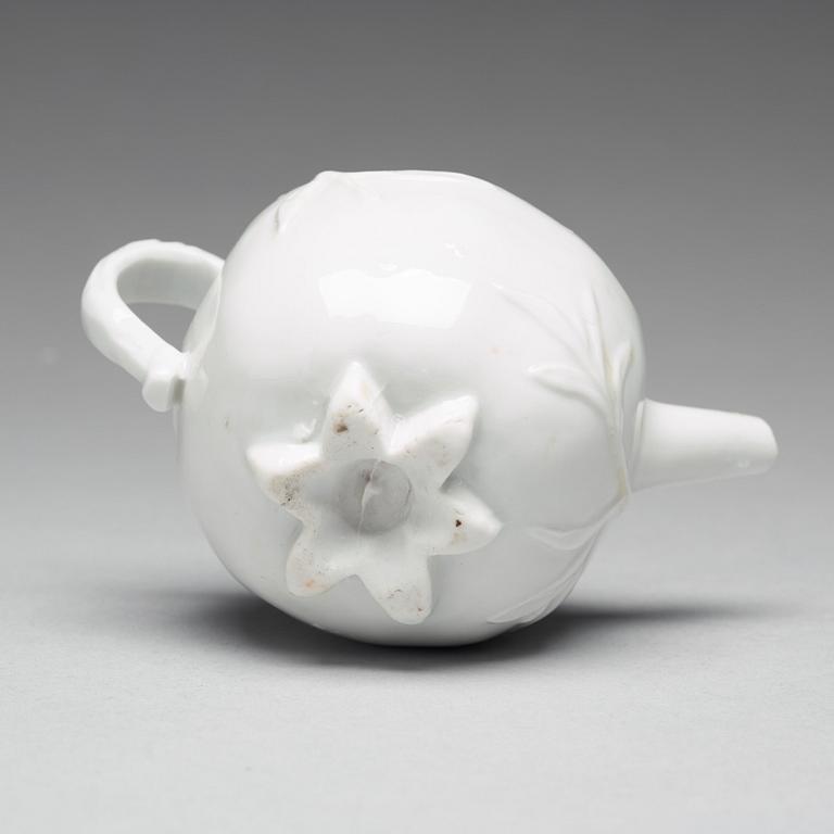 A pomegranate-shaped blanc de chine teapot with cover, Qing dynasty, Kangxi (1662-1722).