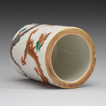 PENSELMUGG, porslin.  Qingdynastin, 1800-tal.