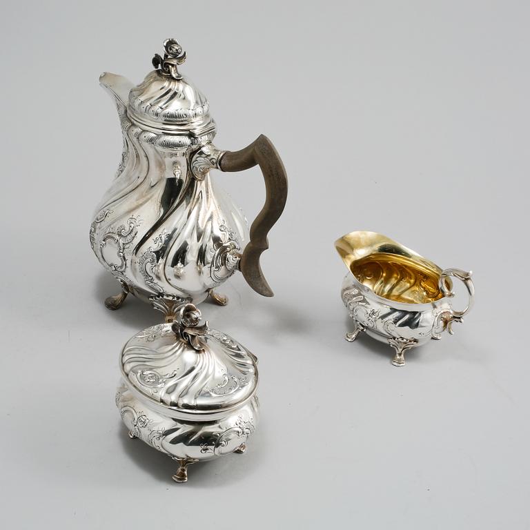 KAFFESERVIS, 3 delar, silver, rokokostil, C.G Hallberg, Stockholm, 1944 och 1945, total vikt ca 1315 gram.